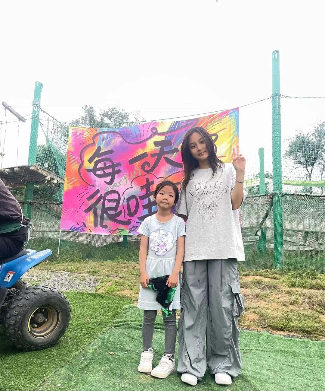 明星都不用自己洗裤子，甜馨这裤子去了厕所不是到处蹭[笑着哭]