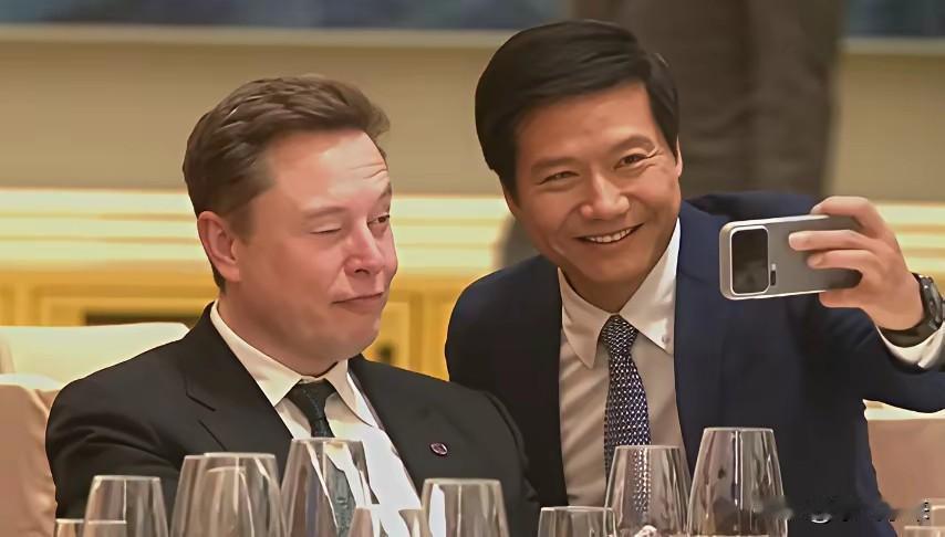 国宴现场也是充满了中国元素天坛模型更是每个餐桌正中央都有一支！中国的国宴