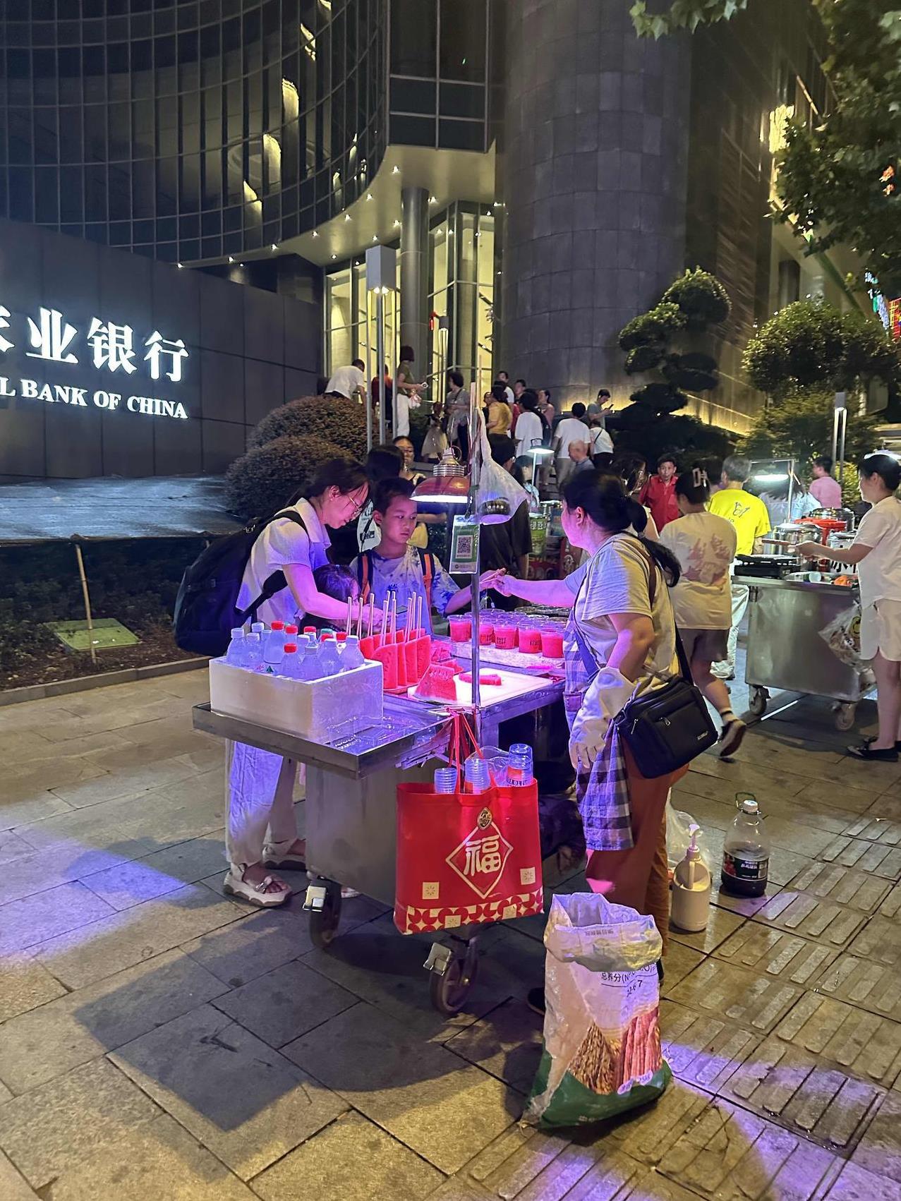 重庆洪崖洞江滩对岸，”各位游客，病从口入，游摊小贩售卖的商品，不卫生，不安全，大
