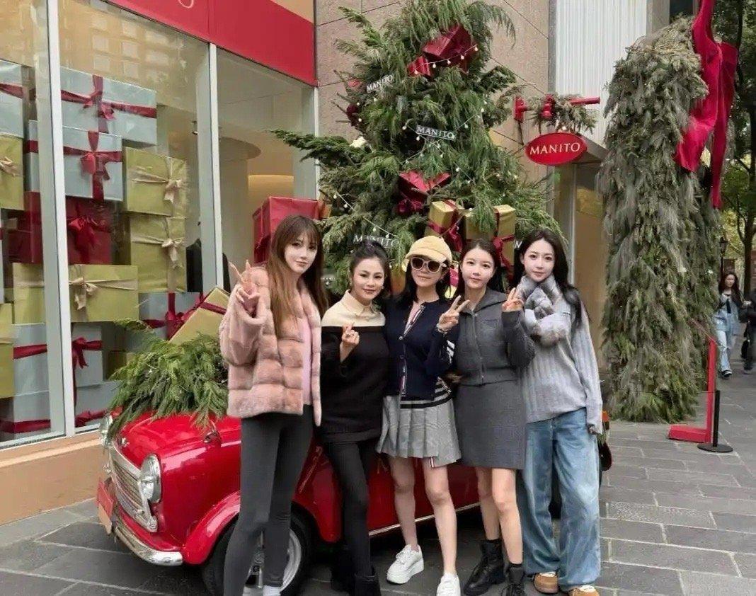 陈妍希与潘玮柏宣云过圣诞，9岁儿子罕见出镜，一身打扮好少女