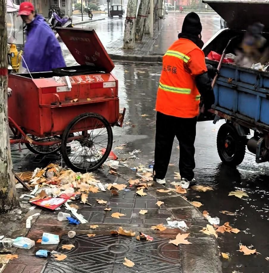 老铁们，说环卫工人身上脏，其实只看了表面。他们早出晚归扫街道，捡垃圾、清落叶