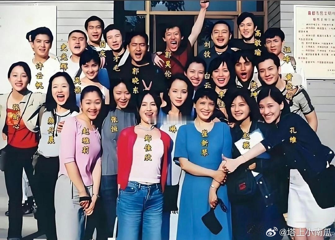 咱说黄晓明当年在班里，那绝对是颜值天花板没跑了。#黄晓明##娱乐综艺圈#​