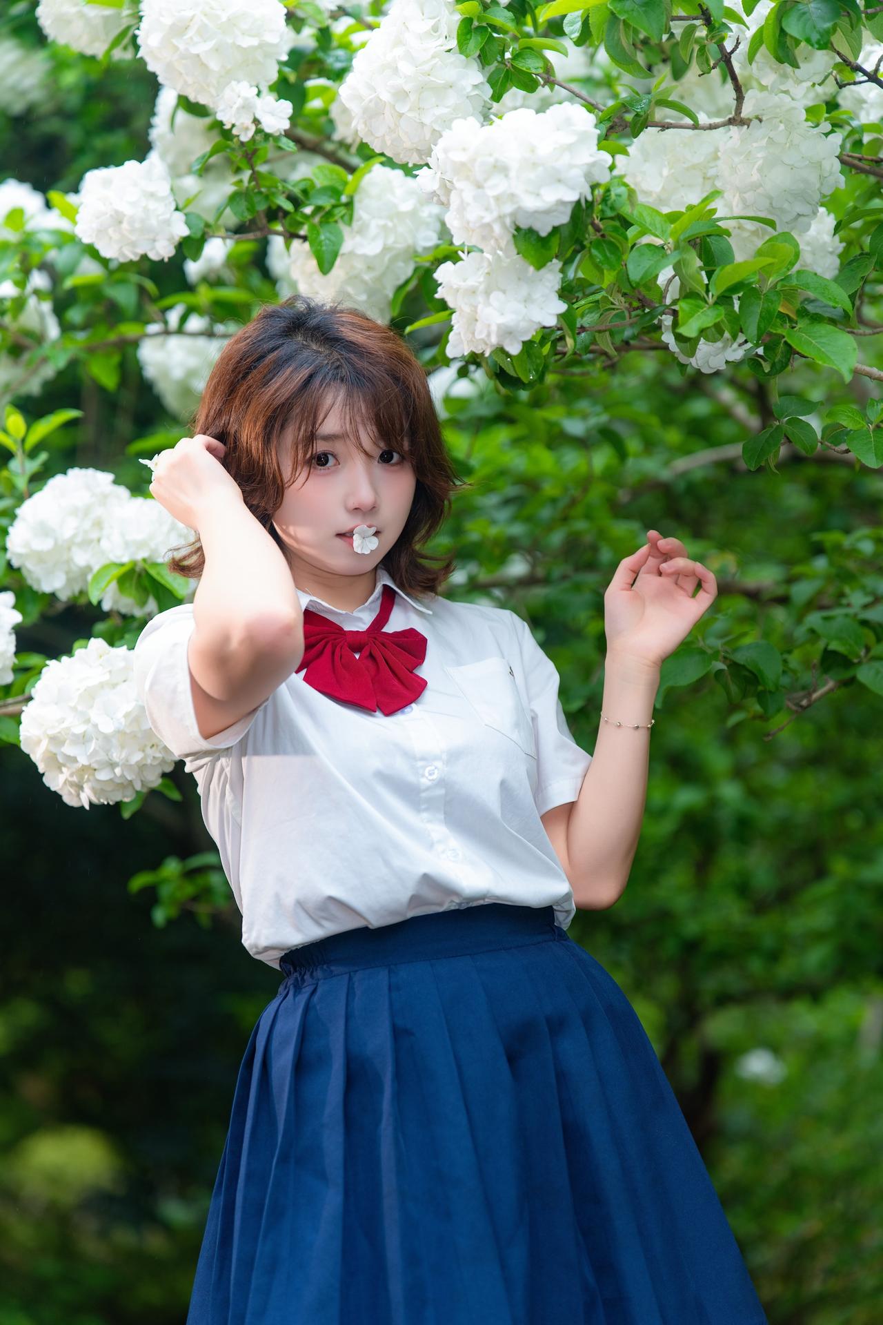 绣球花下，白衬衫与红领结，花遇JK少女，清甜了周围的空气。