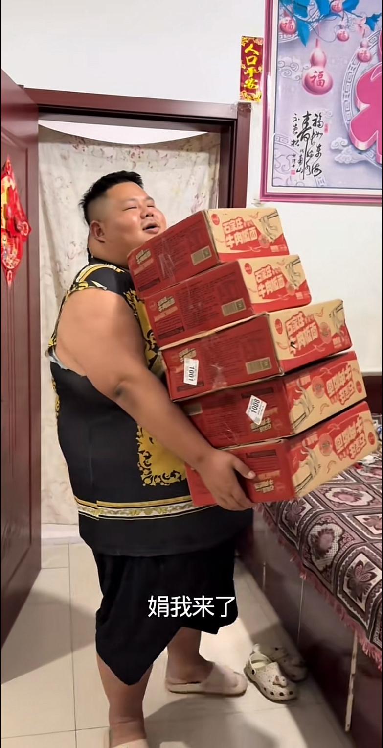 河北沧州猛男，任丘良子（李占良），今天又收到快递，整整五箱三太子石家庄牛肉板面，