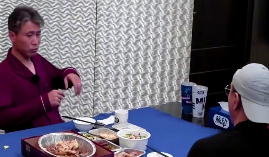 录节目中途休息，李乃文一推门，正撞见胡军光着膀子在呼呼大睡。李乃文纳闷，凑过去问他怎么连件睡衣都不穿