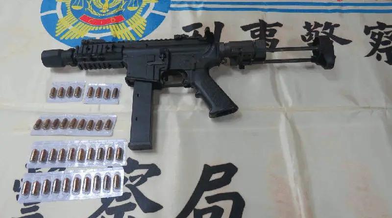 台湾桃园市赌场突击搜查出冲锋枪、手枪警方在桃园市一家地下赌场的突袭中缴获枪支