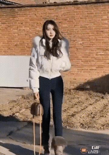 不管在什么地方，都掩饰不住女人的魅力。