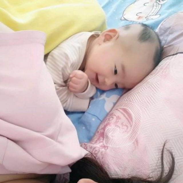 哇, 奇怪了, 四个月宝宝乖的让人心疼, 让我怀疑是不是四个月啦