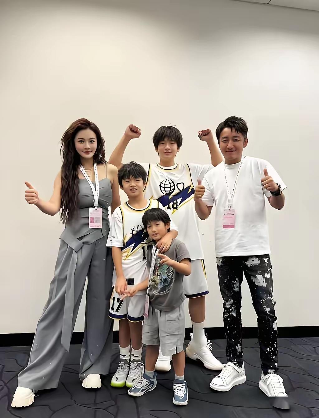 邹市明一家五口合照里，三个儿子确实越来越像他，没咋遗传冉莹颖的基因。三兄弟中老二
