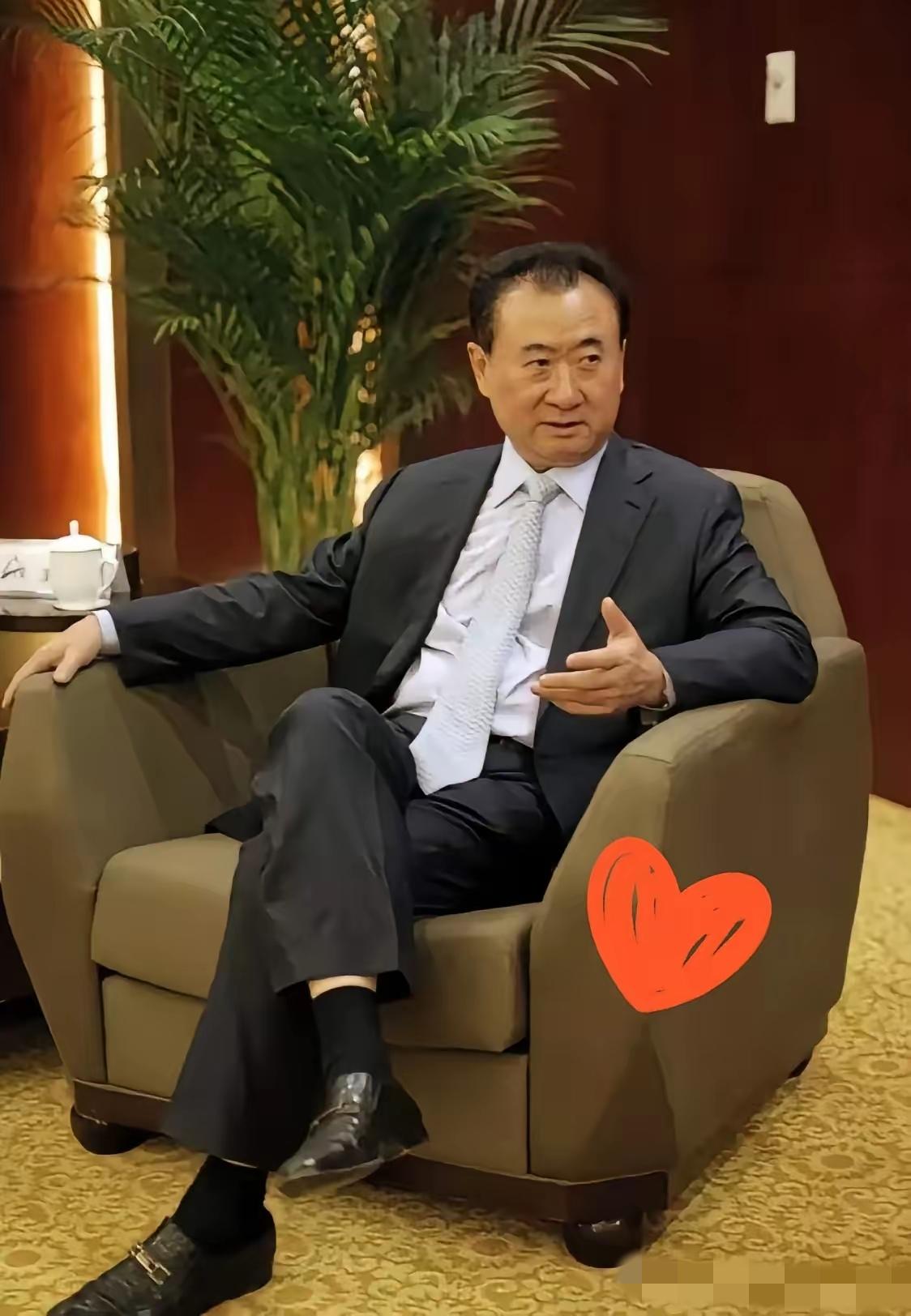 老王回购广场，这操作有点意思！刚甩卖80多座广场，转头就买回烟台的，价格跟卖时一