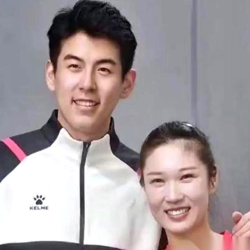 中国女排的“钢铁自由人”王梦洁结婚了。看着网传的婚礼现场视频，那个在赛场上面对重