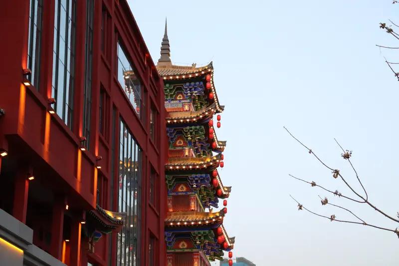 最近兰州老街麓枫酒店这事儿挺闹心。11月11号晚上，一女子打电话向前台借剪刀剪衣