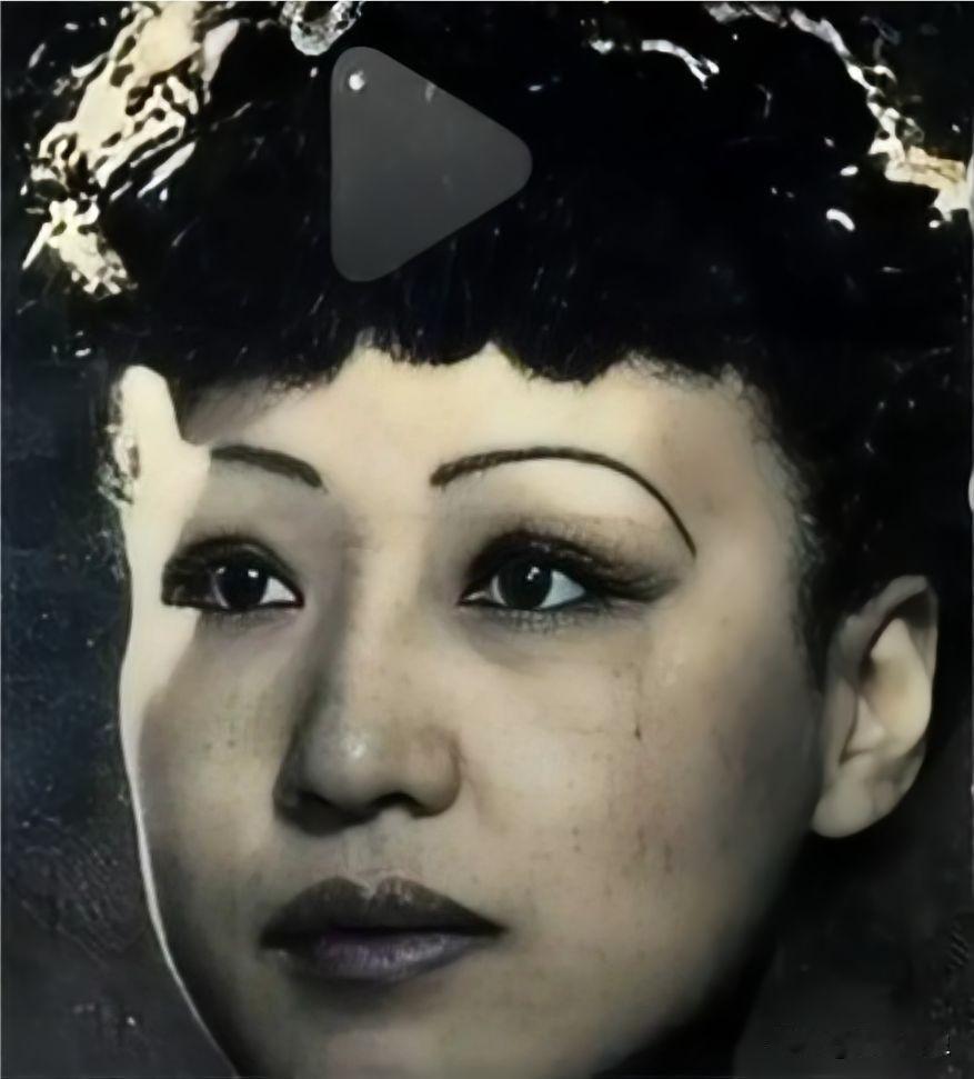 1937年的上海，第一交际花，也就是“上海舞后”李丽，她陪睡日本高官，以她的身体