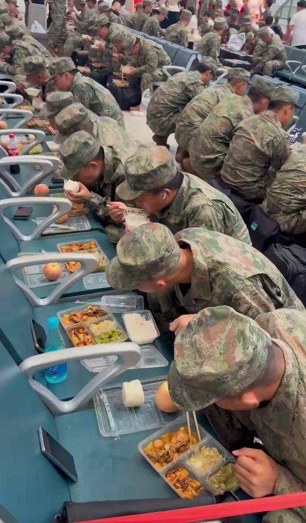 这是人民子弟兵在石家庄高铁站特意为子弟兵开设的为兵服务保障点，子弟兵们整齐的在用