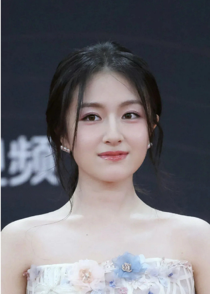 李兰迪和路人合影，原来她的脸是这么小的？一直以为她是大脸盘，明星不愧是明星啊。