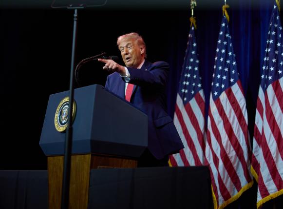 特朗普也有害怕的时候？当地时间1月6日，特朗普在华盛顿众议院共和党议员会议上的