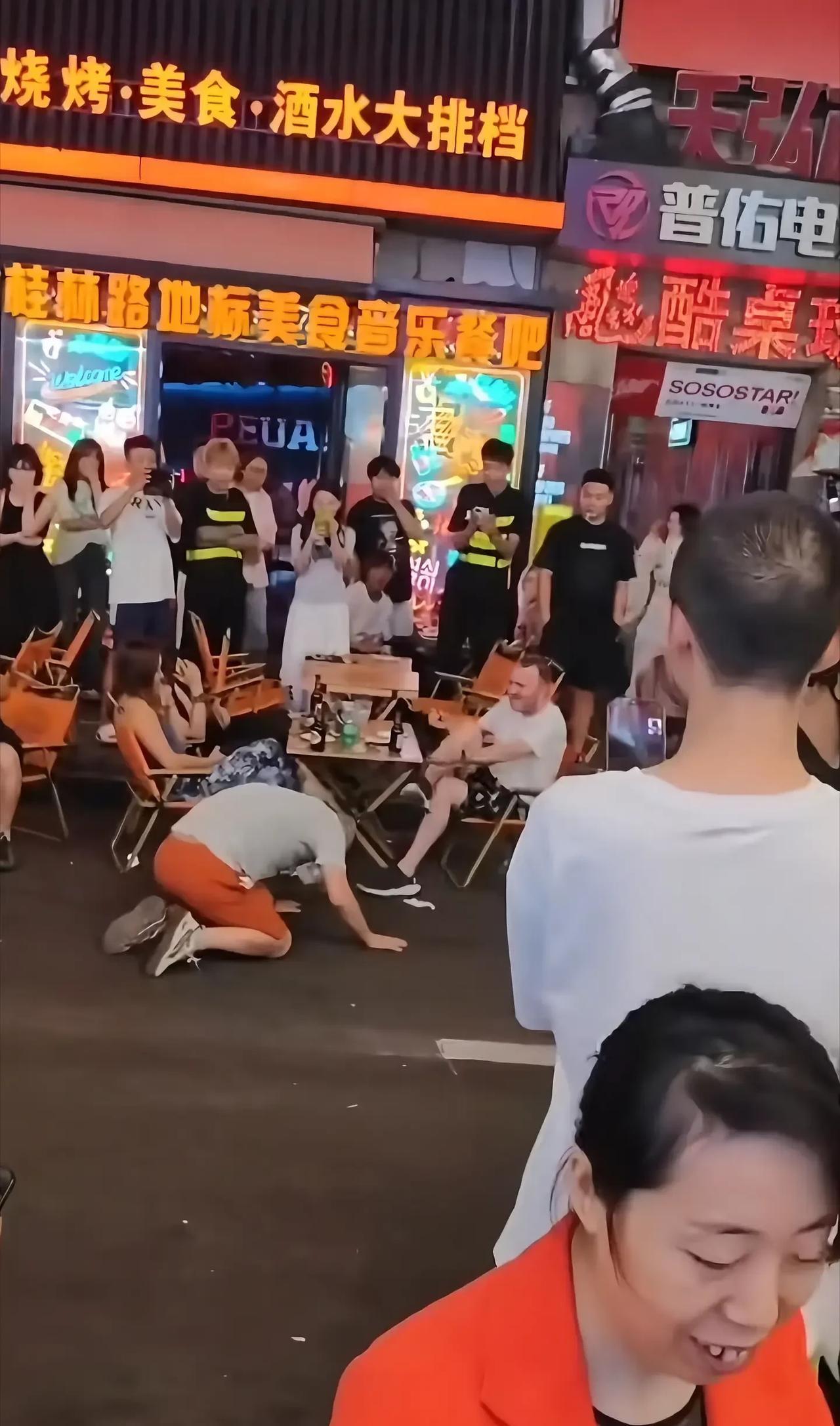 哎一声叹息，巴西便宜牛排的事儿还没落下帷幕热度还没下去，这又来个给洋大爷下跪磕头