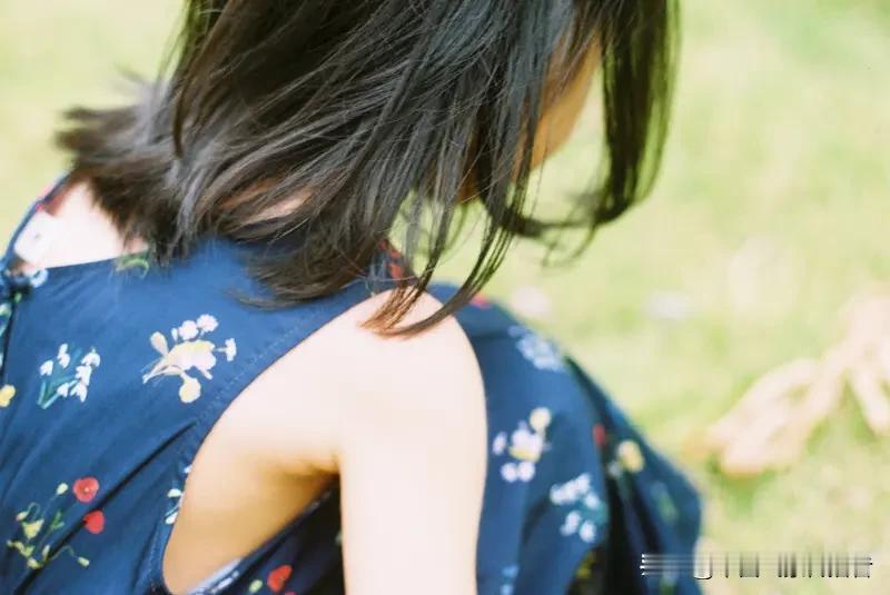 我们这小县城的社保局，前年招进来个大学生小林，人长得精神，干活又麻利，写材料、办