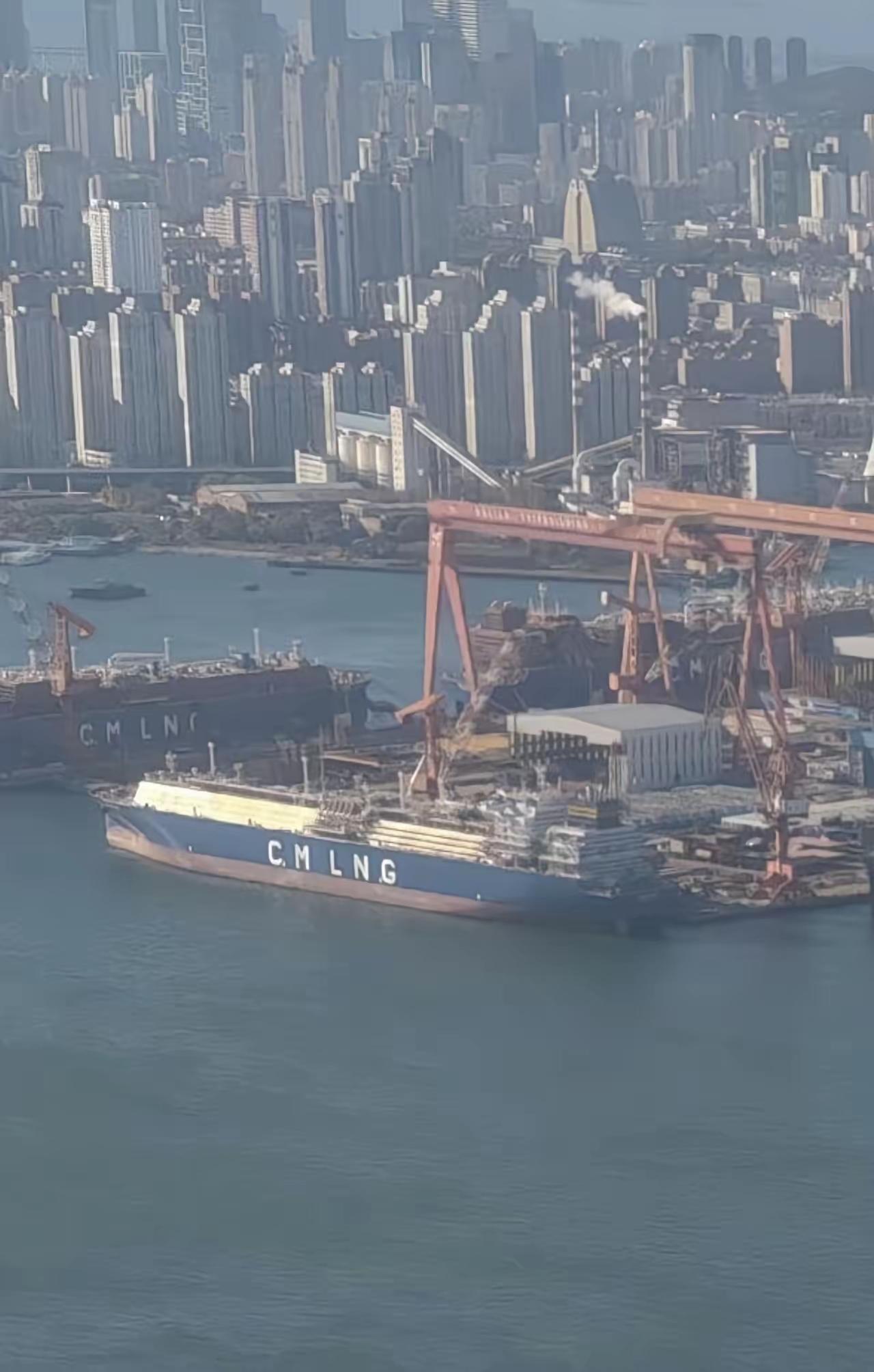 如今，中国海军的第二、三艘航母，已经在海南三亚的军港里“集合”了。在第一张图片中