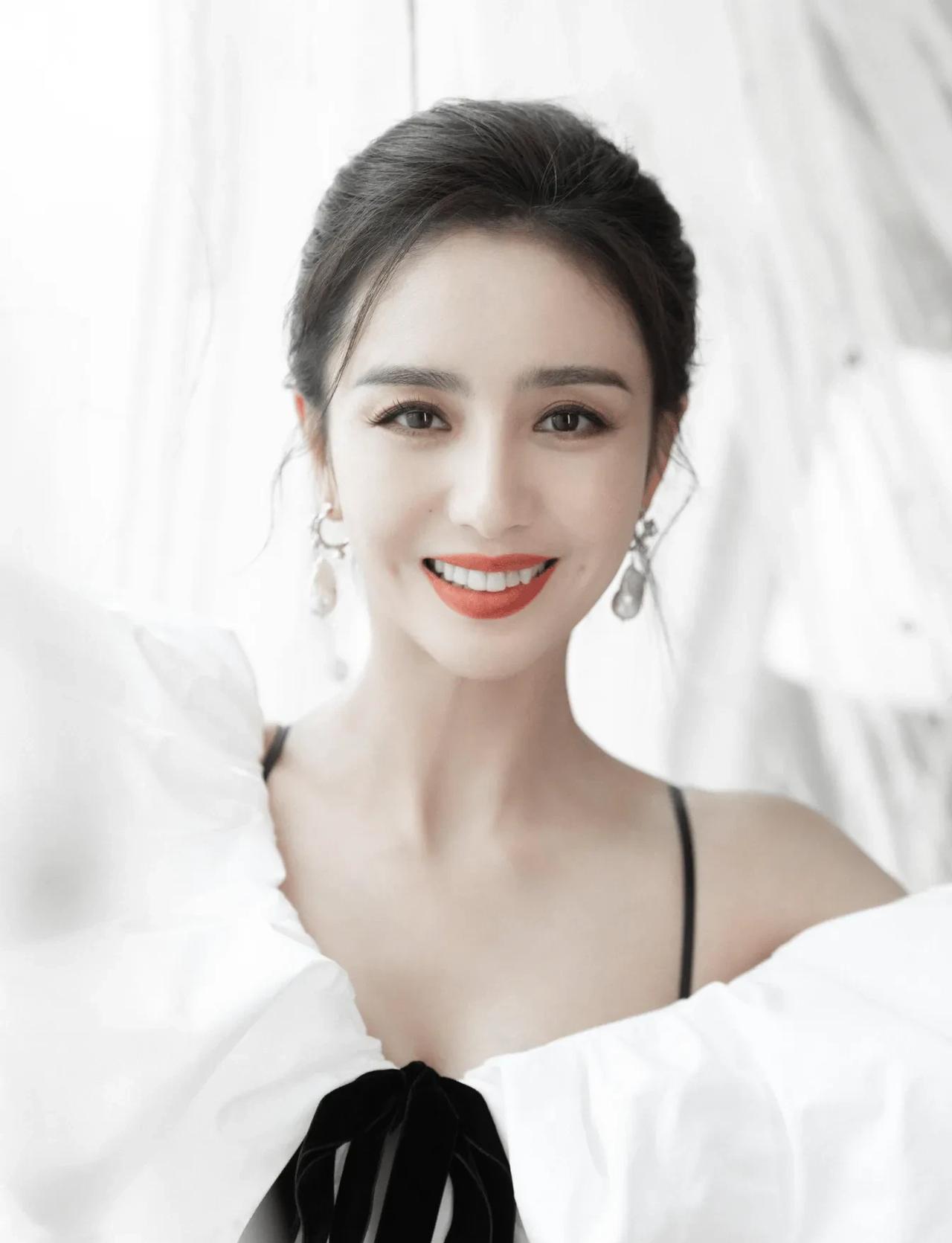 周迅离婚、佟丽娅离婚、张柏芝离婚，娱乐圈情感变动屡见不鲜。但华表奖红毯上的一幕，