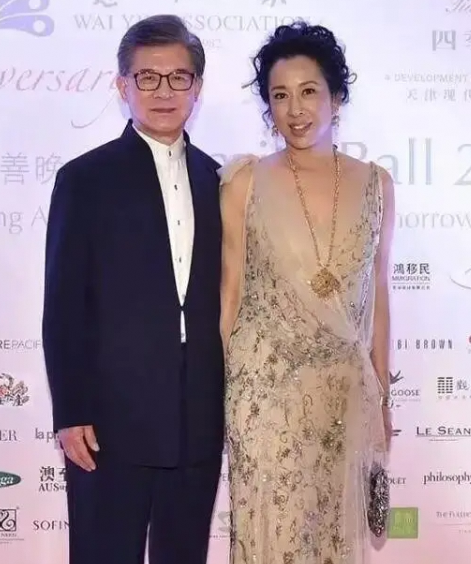 朱玲玲二婚幸福出镜，66岁身着薄纱裙美出新高度