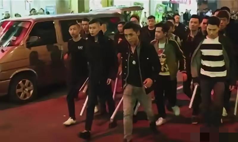 8名男子手持武器，强闯民宅见人就砍，却被对方二人强行反杀！2015年10月1