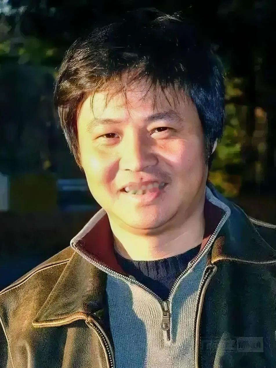 余华特别治愈的一段话：“不和任何人走近，孤独终老又何妨！我现在看到熟人亲戚都
