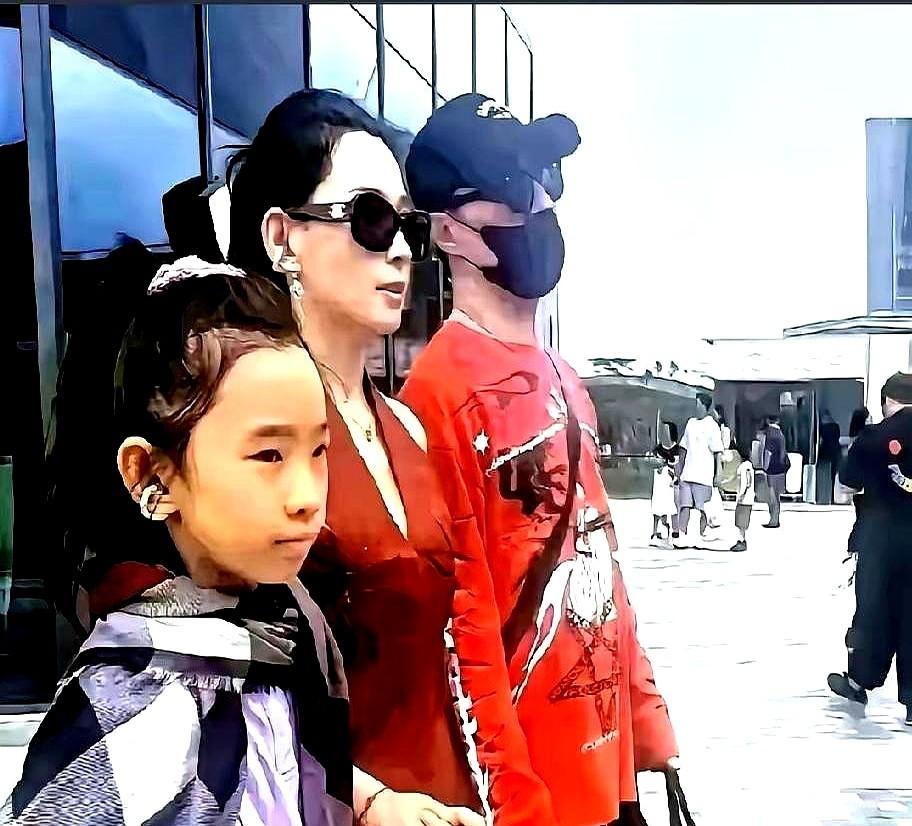 汪峰这时间管理，真是绝了。前脚刚被拍到陪亲女儿醒醒，后脚就无缝切换。2026