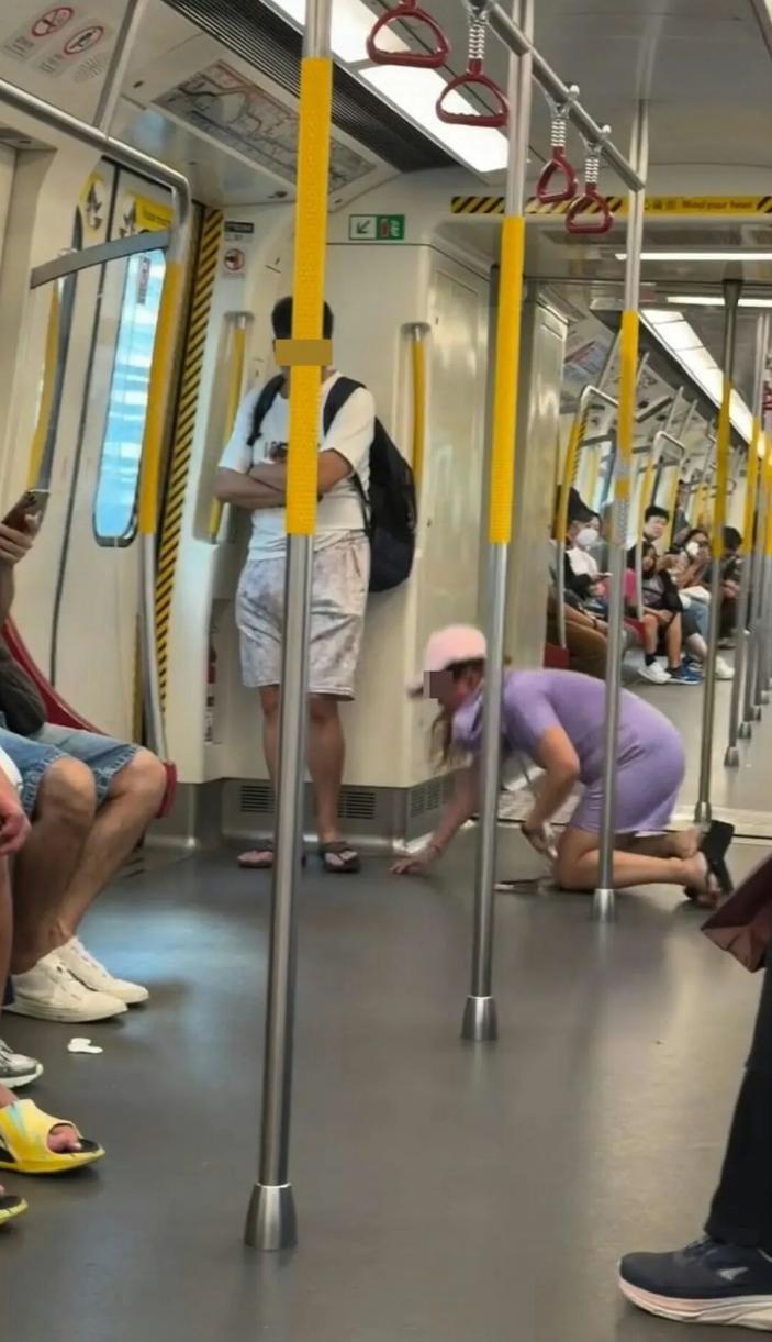 港铁车厢，女子争吵中扬言大喊非礼威胁对方，下一秒直接跪地磕头哀求原谅！在香港