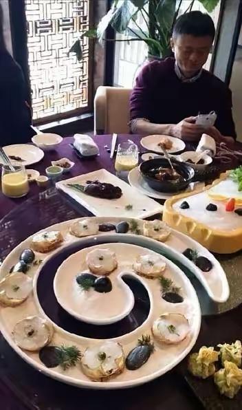 有钱的大佬并不是天天花天酒地，也不是天天吃山珍海味的，马云喜欢吃点清蒸石斑鱼，杭