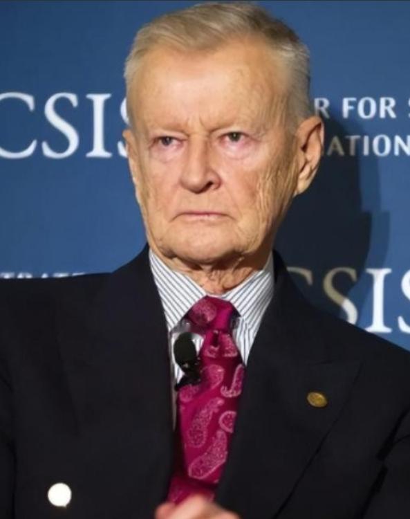 美国一个顶尖的战略大师，晚年翻来覆去就一句话：我们犯了个天大的战略错误，就是在2