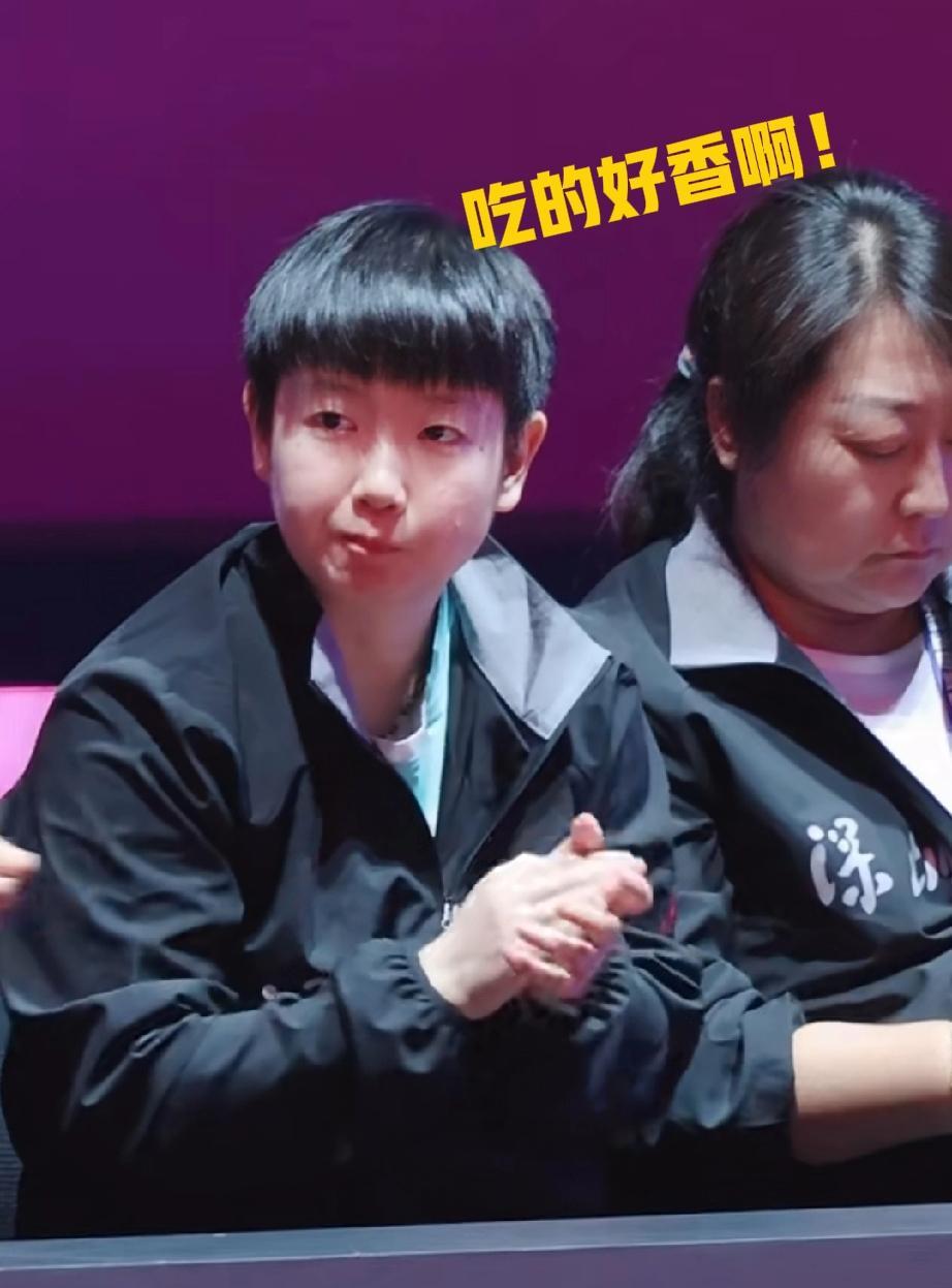 莎莎观看着比赛，小嘴还不闲着！乒超联赛晚场比赛，现场正在进行的蒯曼对战张本美和