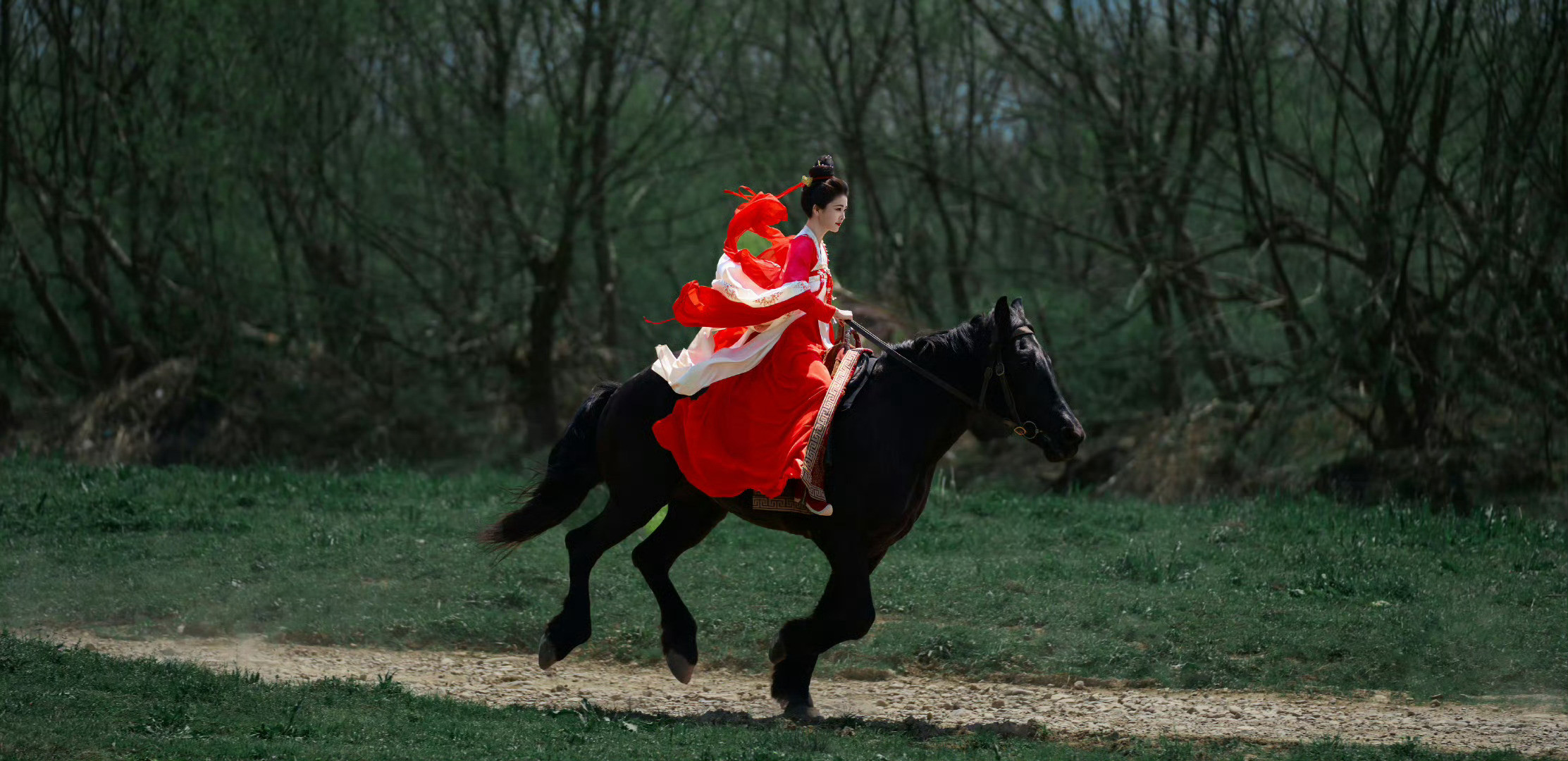 白鹿最大的问题，就是太火了！像“刘大锤说张凌赫白鹿复合无望”这种话题，就是明晃晃