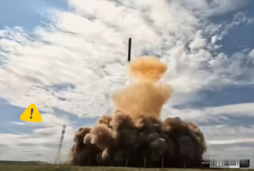 试射成功，遥遥领先！据央视新闻报道:5月12日，俄军成功的试射了一枚“萨尔马特
