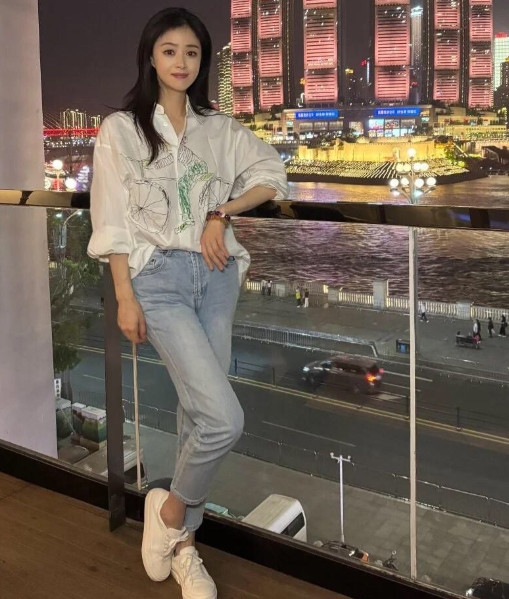 蒋欣的近照，越来越能get到她的美，看的出来脸确实小确实瘦也确实是骨架大，