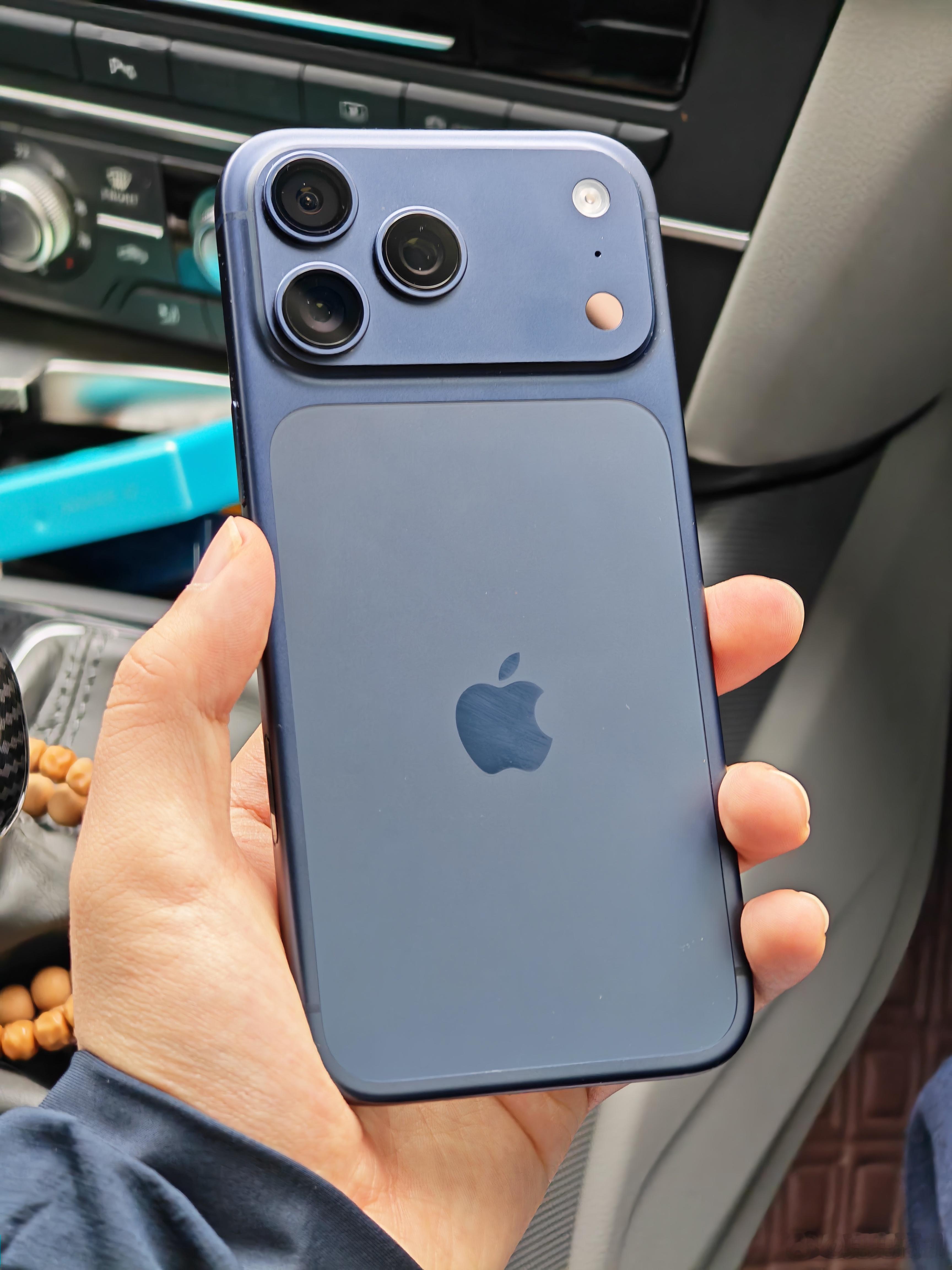 苹果彻查iPhone17Pro褪色感觉蓝色含金量还在上升再褪色也就这么丑了，没啥