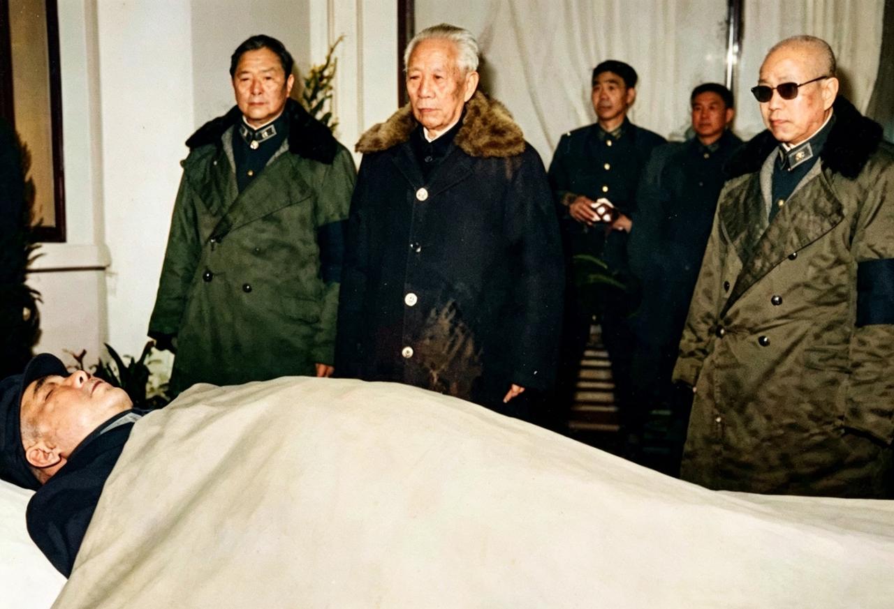 许世友80岁逝世，留下这张珍贵照片，将军遗体旁的三个人都是谁？有人知道吗？