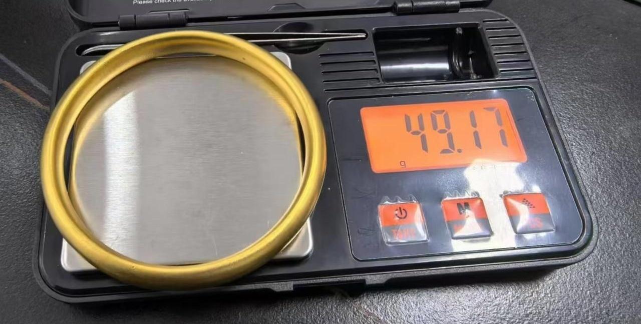 49.17克的黄金手镯，剪开是真金，结果少了2.45克，我当场站在柜台前，脑子都