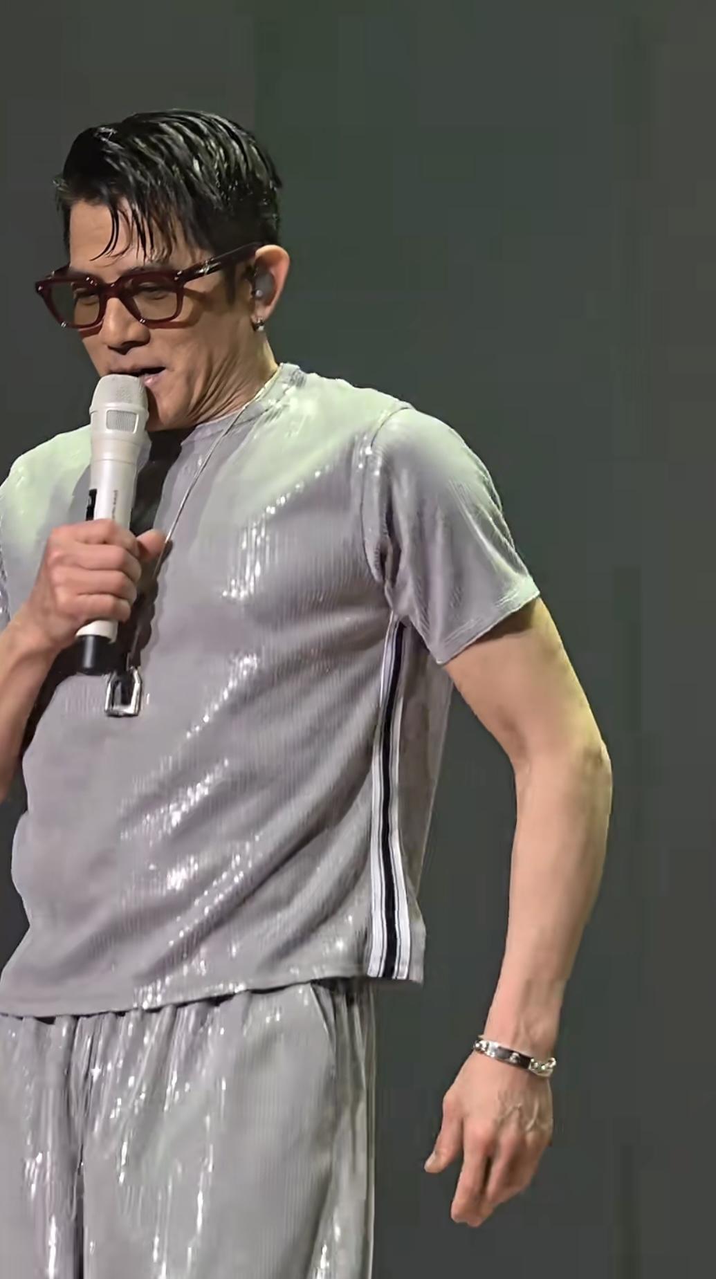 被郭富城“装”到了！近日，天王郭富城在演唱会上对着台下的粉丝说道：“我的身