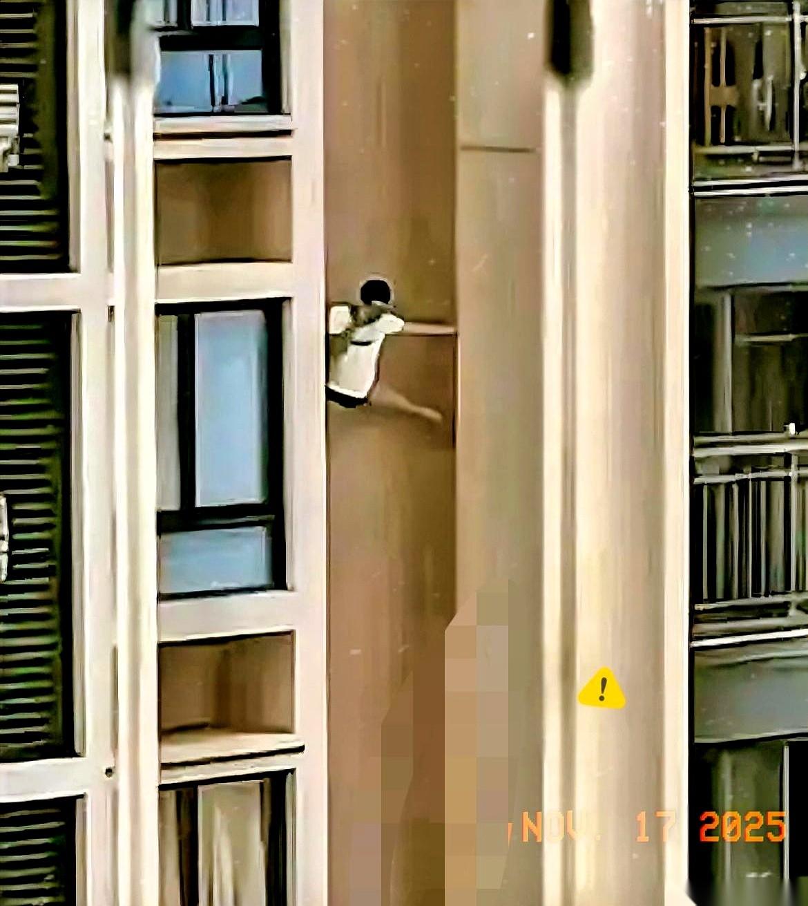 最狠的不是捉奸在床，也不是视频传遍家长群。是第二天，一个七岁的小女孩，被同学天