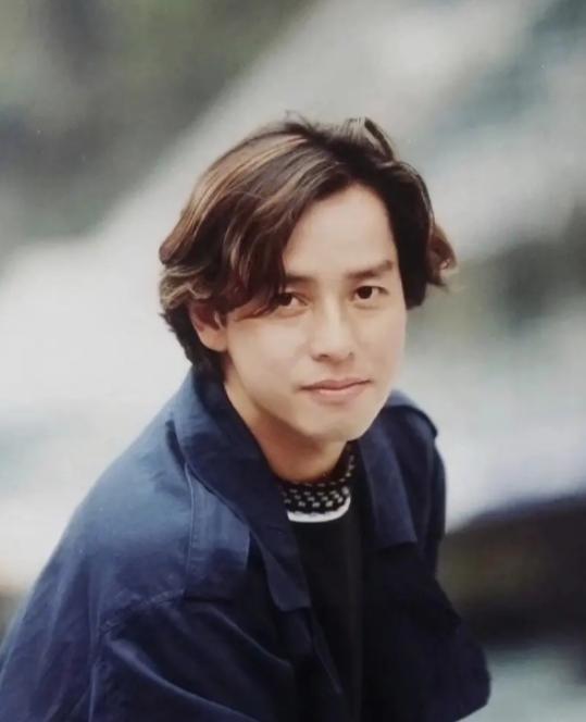 1996年，谭咏麟突然对妻子杨洁薇说：“我把10亿家产都给你，让我儿子回家！”杨