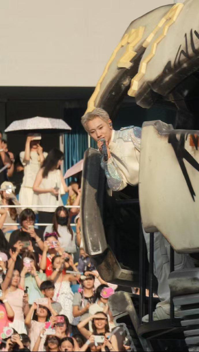 被阳光眷顾的汪苏泷演唱会谁懂这份专属好运！之前汪苏泷巡演总遇上雨天，成都站直接
