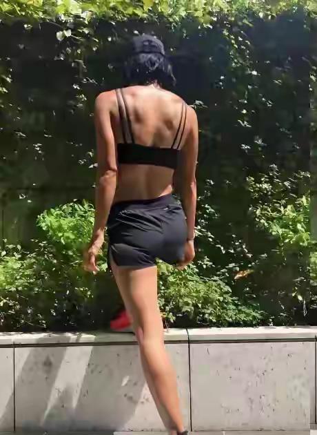50岁的徐濠萦最近又“火出圈”了！上周上海34℃高温天，她穿着黑色运动背心在马路