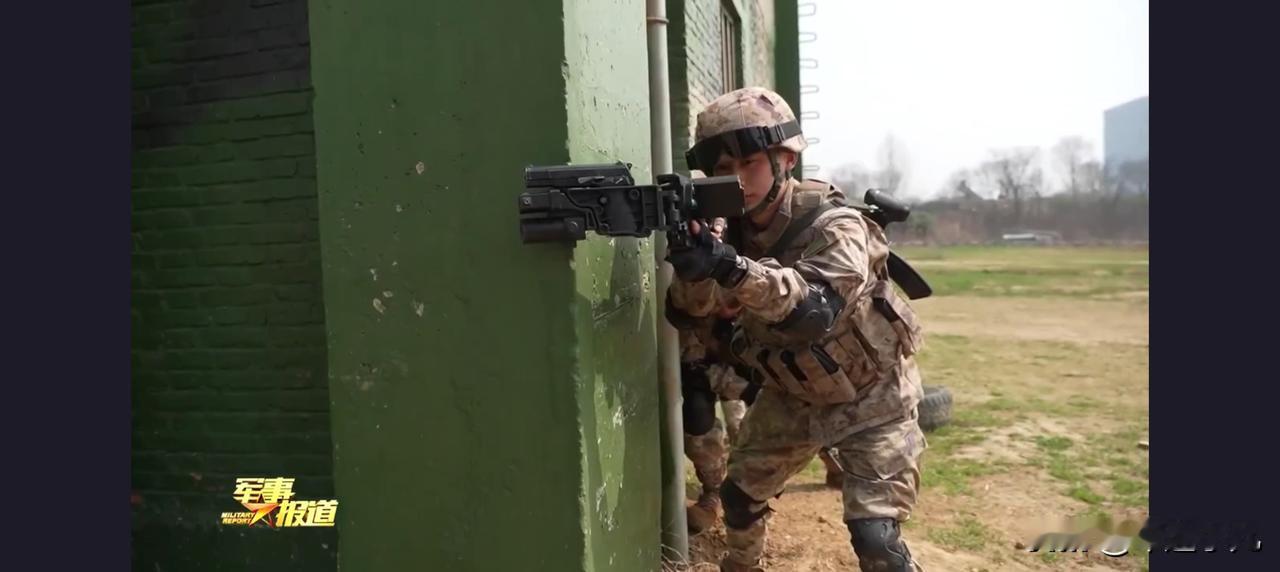陆军“拐弯”枪首次出镜，有人无人协同作战，画面藏着太多秘密了……这应该是，陆