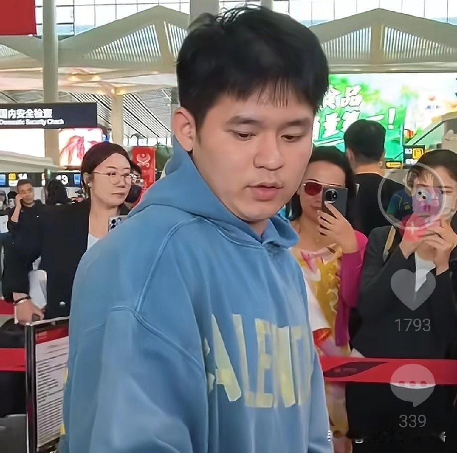 第一次看到林诗栋这个样子，看来亚洲杯输了对他打击很大。林诗栋用了一年时间，排名