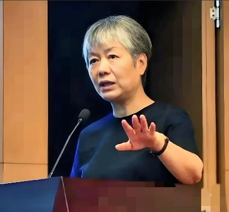 “不够判刑，那就高额罚款！”中国人大李玫瑾教授去年建议，凡是扶了老人被要求天价赔