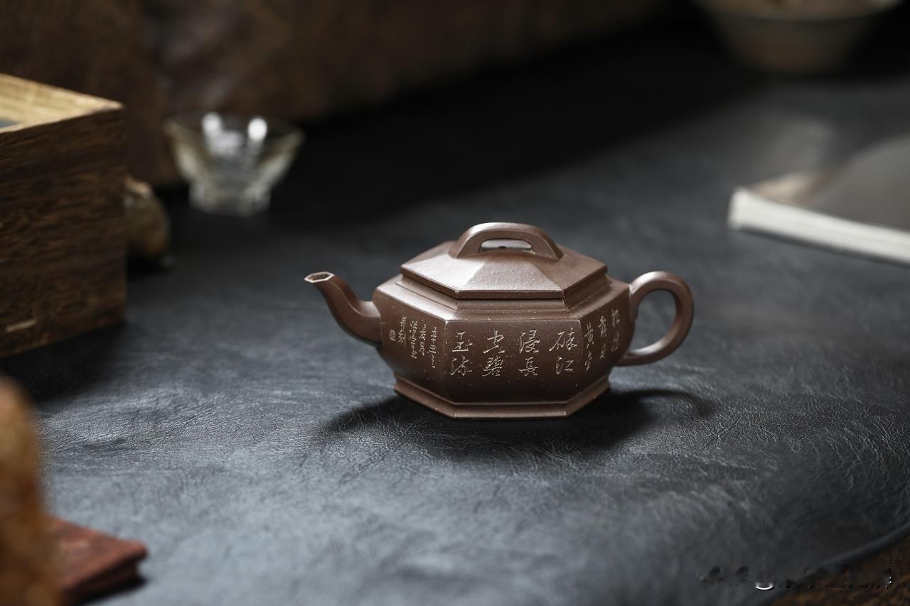 “极品泥料”，到底是泥巴还是笑话？朋友老张最近迷上了紫砂壶，上周兴冲冲地给我发