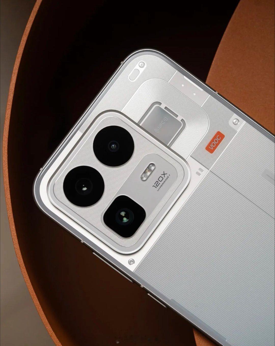 这是今年外观设计最超前、最大胆、最创新的手机。或许能带领一波透明后盖潮😎