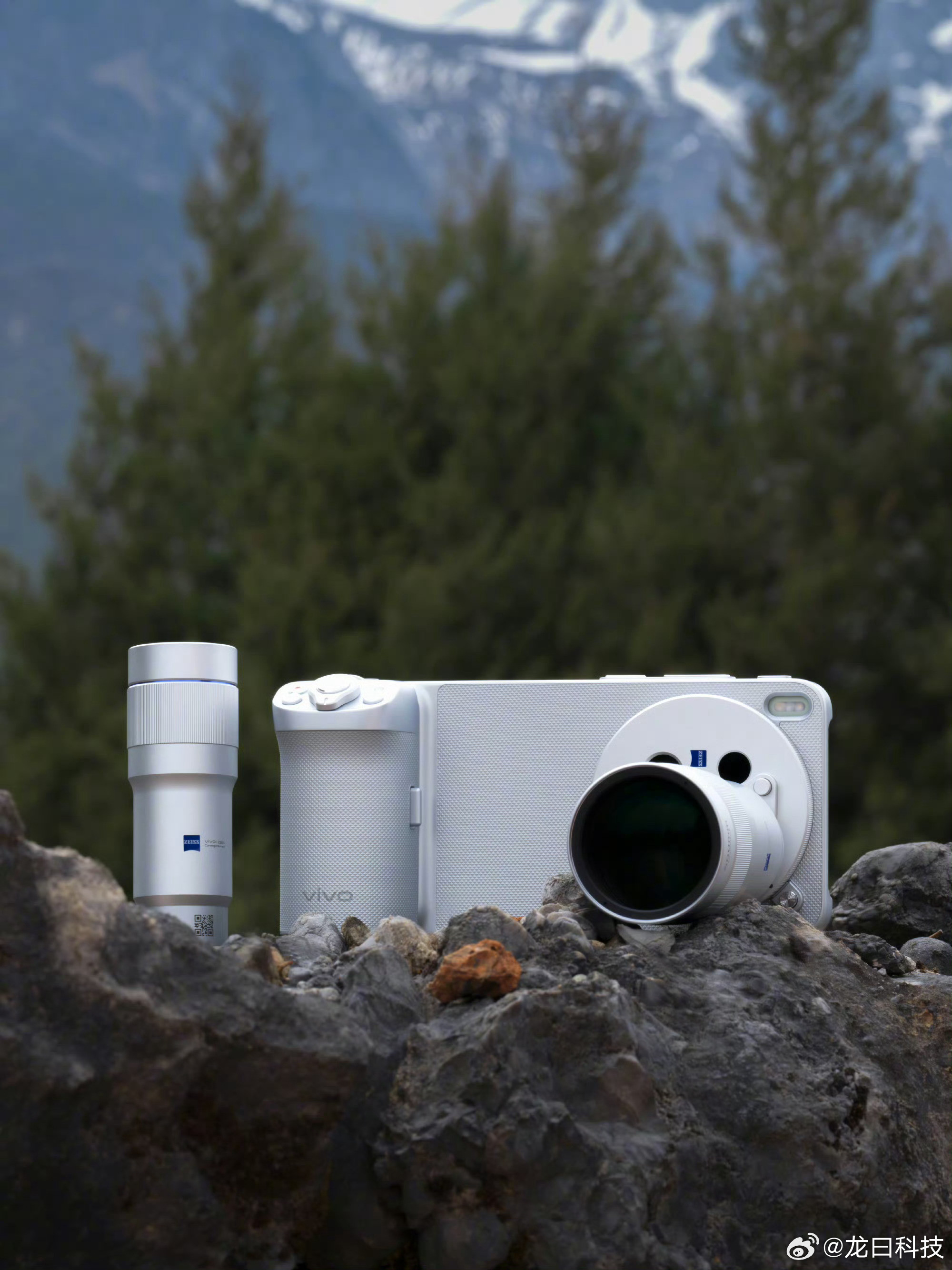 vivo发布了一台相机vivo昨晚发了新机X200Ultra，摄像头方面后置三