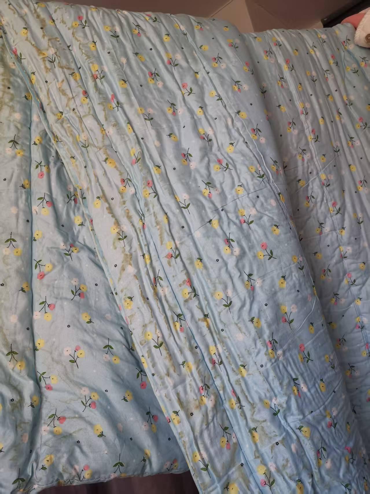 我干了一件蠢事，把棉花褥子洗了。小时候经常见我妈晒棉花被子，她每年都会把被里被